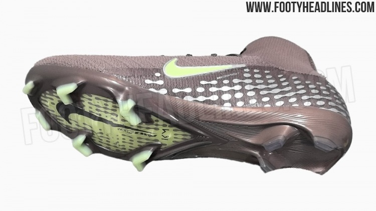 8868亚洲平台-280欧！姆巴佩最新签名战靴谍照：金属银+梅子日食配色，印KM标识