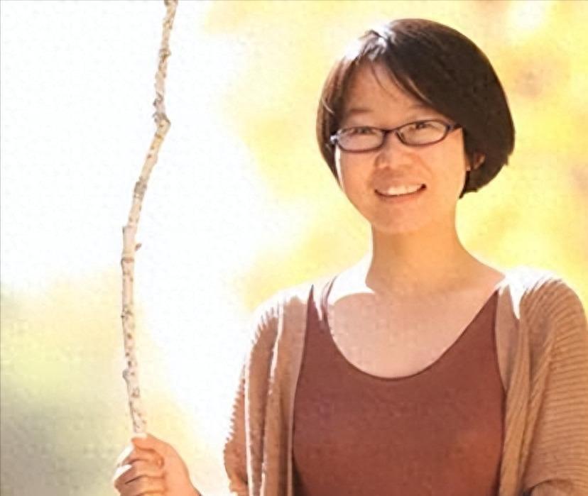 45岁的李娟近况曝光，住15W的房子，不生孩子也不上班，选择隐居