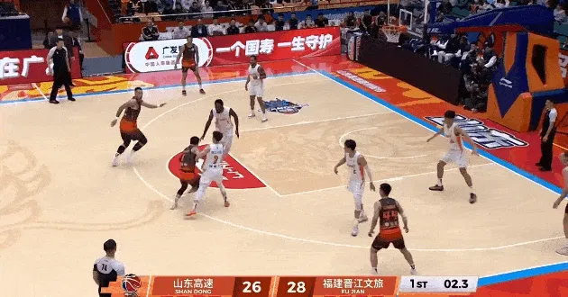 8868体育娱乐平台-陶汉林接球快速出手压哨抛投打进，山东首节28-28战平福建