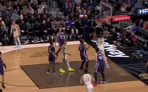 8868体育-巴锡挡拆顺下空接扣篮打进，8中5已砍下10分8篮板